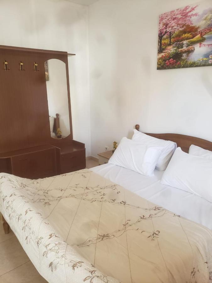 Hostel Split Rock Тирана Экстерьер фото